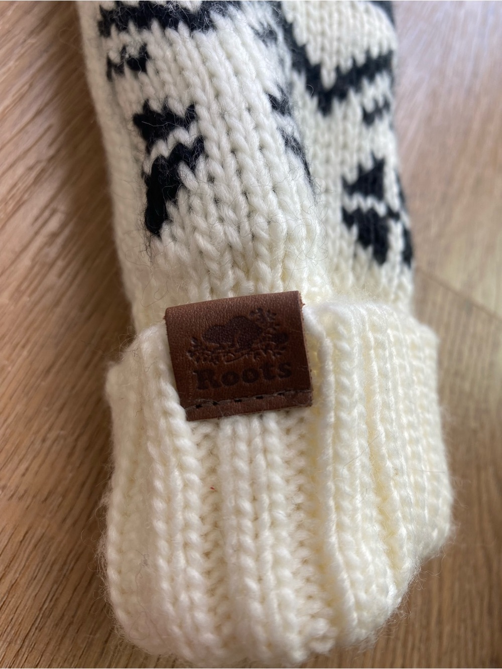 Roots Nordic Acrylic Mittens NWOT - Picture 3 of 4
